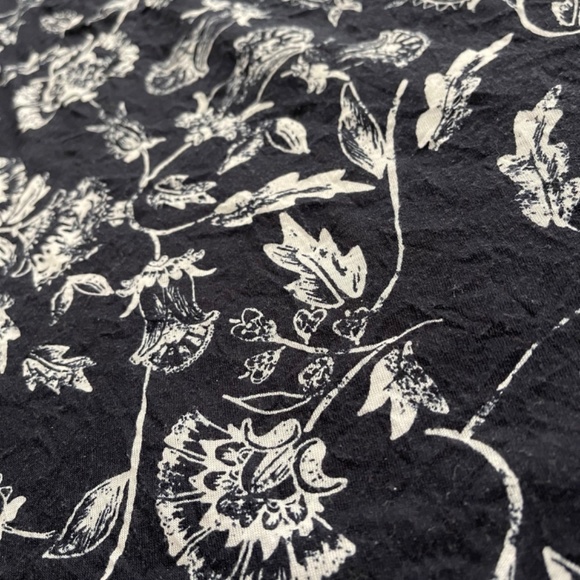 Daisy Fuentes Navy Blue and White Floral Sleeveless Top - Picture 11 of 12